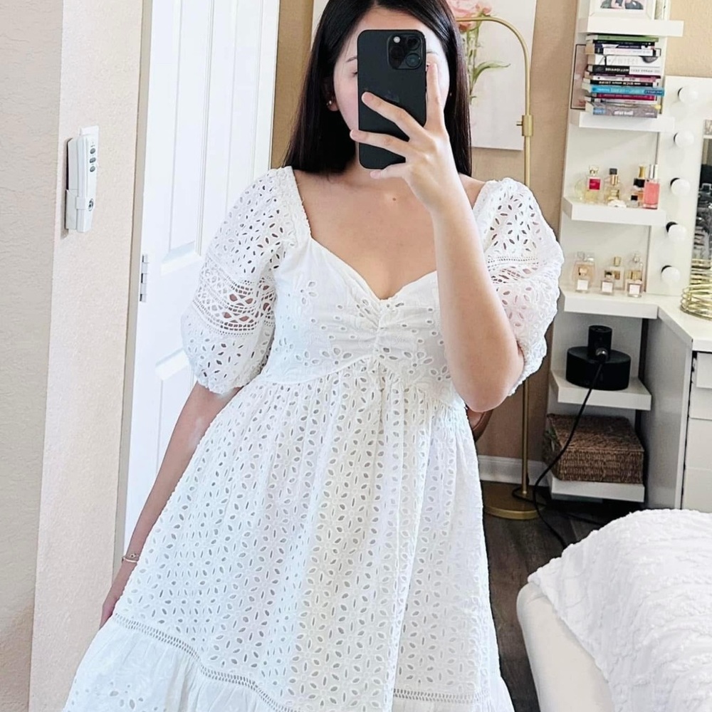 Elegant White Eyelet Dress - Picture 4 of 4